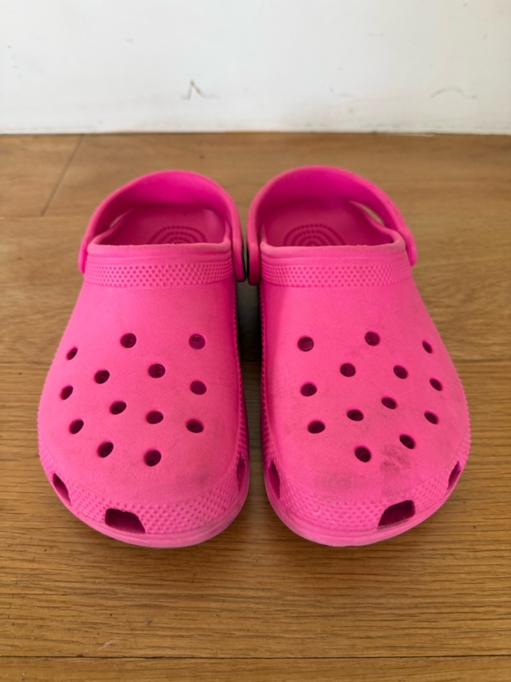 CROCS Kids Classic Clog in Bright Pink